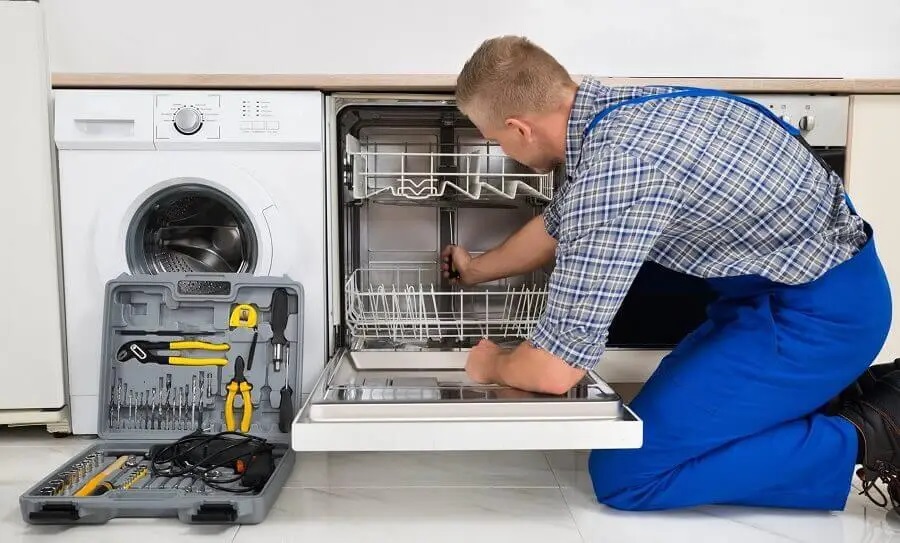 Konak Maytag servisi teknisyen ekibi beyaz eşya tamiri yaparken
